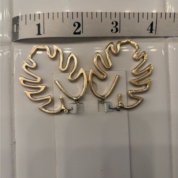 NWT-Express Gold Statement Leaf Earrings - Picture 4 of 7
